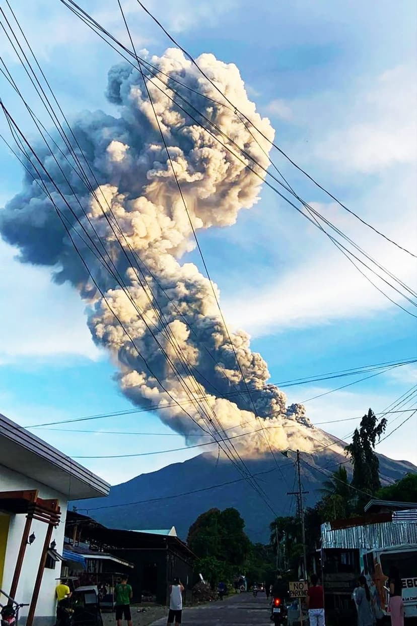 Volcanic eruption in the Philippines: Ash reaches 4 kilometers and strict warnings issued to residents.