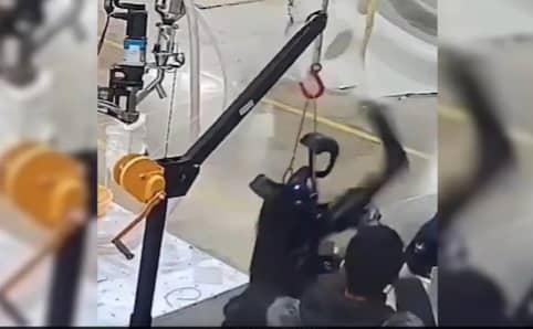 Un robot chino se sale de control durante una prueba de rendimiento y ataca a sus programadores.