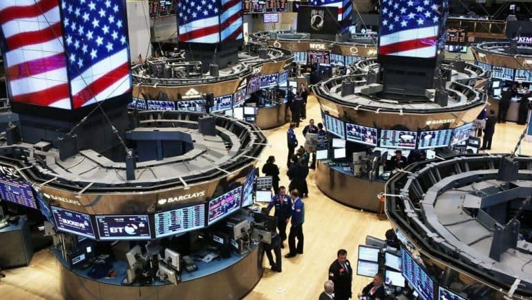 Fluctuations sur les marchés boursiers mondiaux avec un transfert des capitaux de Wall Street vers l'Europe et le Japon.