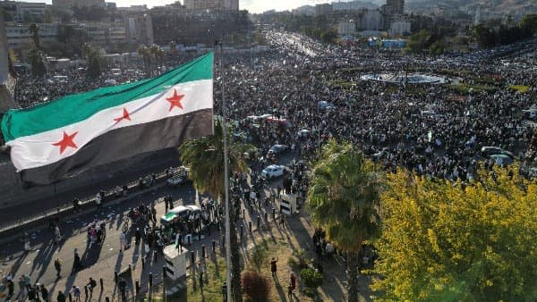 Eine Untersuchung hat koordinierte Netzwerke aufgedeckt, die Hass und Irreführung in Syrien verbreiten.