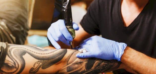 Advertencia médica: Bacterias peligrosas en algunas tintas de tatuaje causan infecciones crónicas.