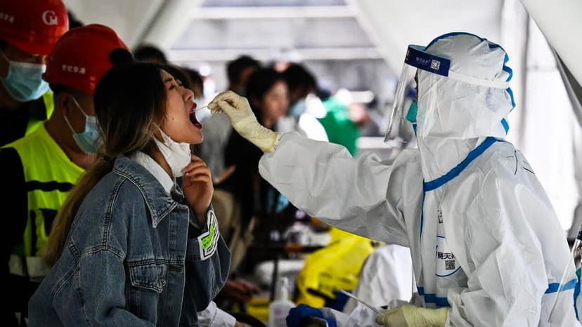 El COVID-19 se está propagando nuevamente en Hong Kong y Singapur: cifras récord de casos mientras llega el verano.