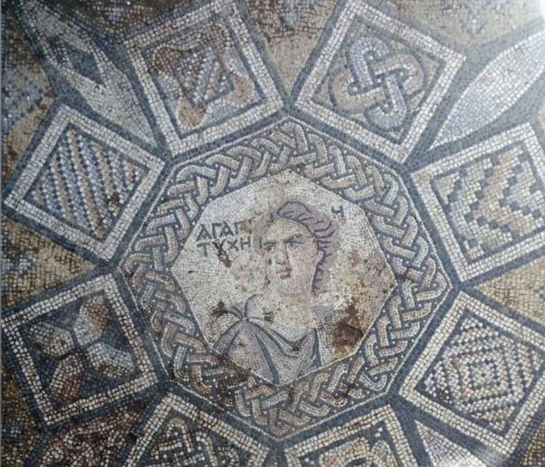 Descubrimiento de un mosaico arqueológico en el pueblo de Marimin al sur de la ciudad de Masyaf en Siria.