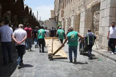 Damascus services remove unauthorized obstructions in vital areas of the capital.