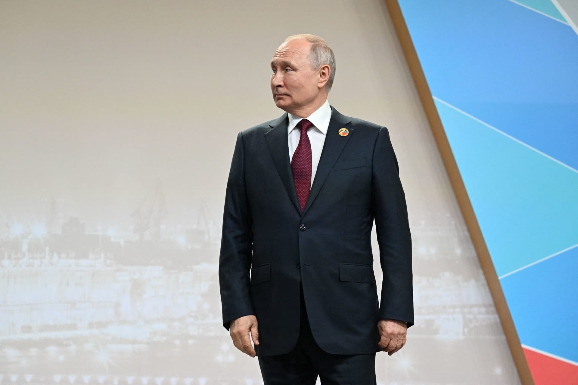 Putin, Ukrayna sınırındaki Kursk bölgesini ziyaret ediyor ve mayın temizleme çabalarını inceliyor.