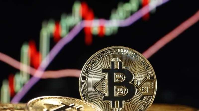 Bitcoin resumes its rise after a slight decline.. with expectations to surpass $200,000 by the end of 2025.