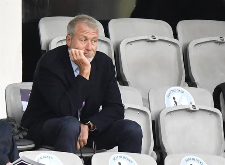 Reino Unido amenaza con sanciones legales contra los miles de millones de Abramovich congelados tras la venta del Chelsea.