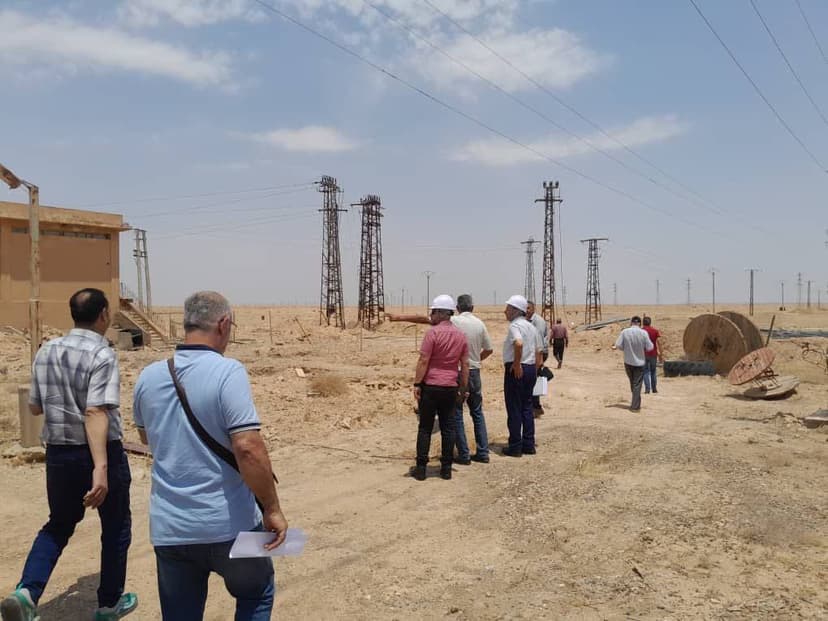 נפה דיר אל-זור: פלג מהקבוצה הקטארית "UCC" מתעדכן על מתקני החשמל במפעל אל-תים
