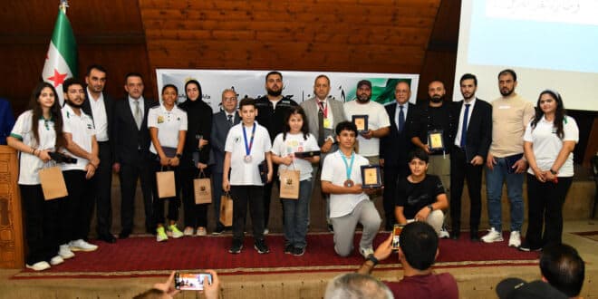 Cérémonie de reconnaissance pour des sportifs syriens qui ont hissé le drapeau national lors de compétitions internationales.
