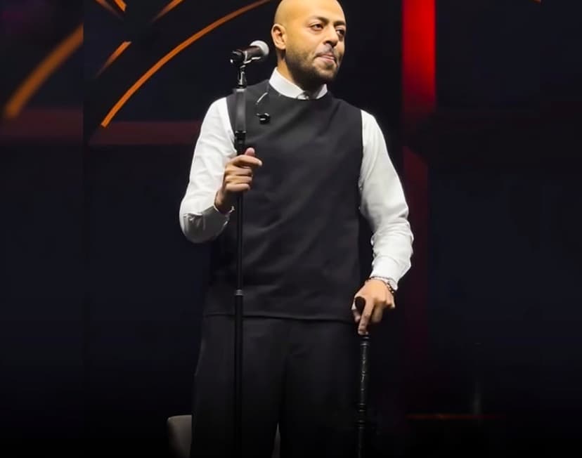 תامر عاشور מופיע עם מקל בהופעה בכווית ומעורר דאגה בקרב הקהל