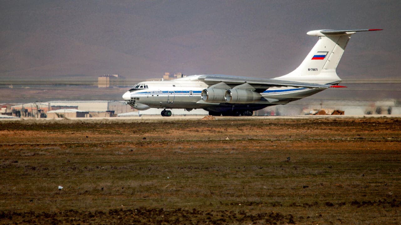 أول طائرة مدنية تهبط في مطار القامشلي منذ سقوط الأسد وسط بطء تنفيذ الاتفاق