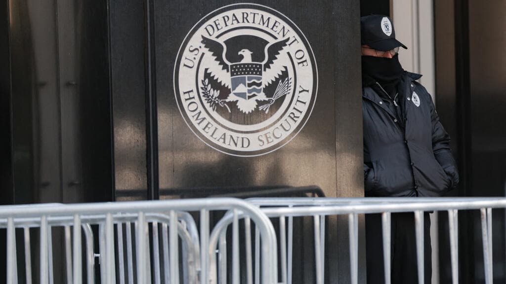 إدارة ترامب تطلب بيانات حسابات تنتقد الهجرة على غوغل وميتا