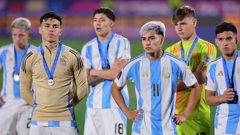 ميسي يواسي شباب الأرجنتين بعد تتويج المغرب بكأس العالم للشباب