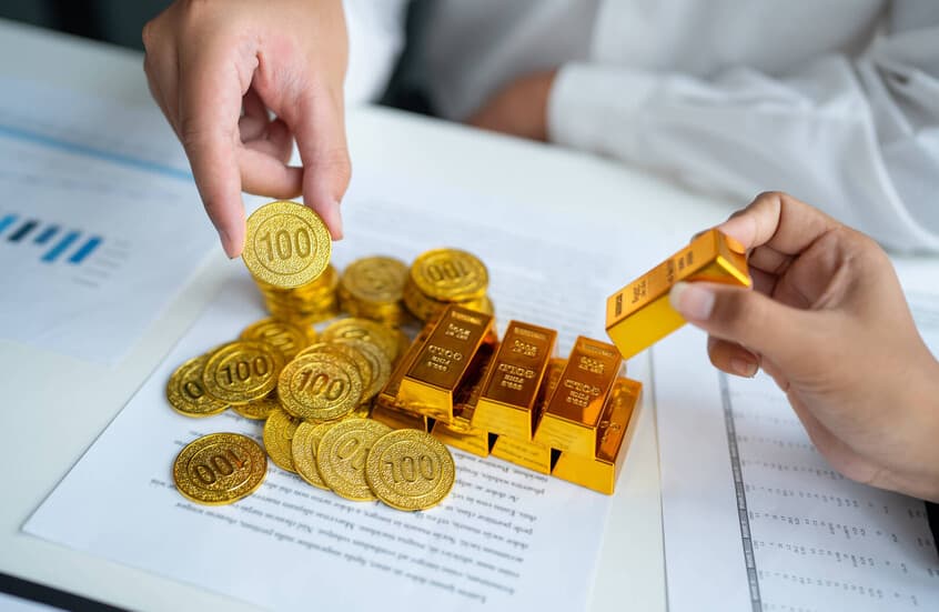 L'or surpasse les cryptomonnaies en 2025 : Performance record au milieu de la baisse du Bitcoin et de l'Ethereum