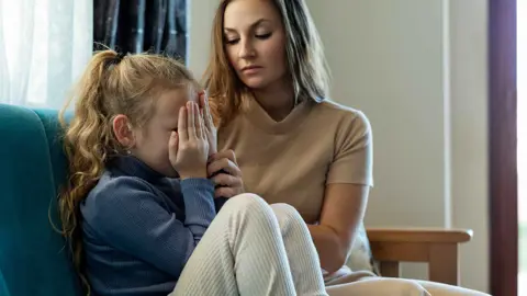 «אני אכשל וכולם ילעגו לי».. דרכים מעשיות לעזור לילד שלך לשבור את החשיבה השלילית