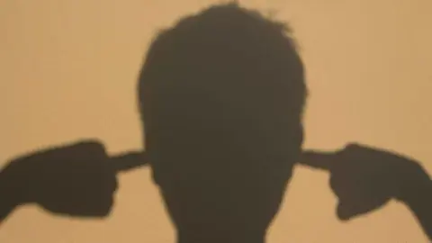 L'engourdissement émotionnel à l'ère des écrans : quand la souffrance humaine devient un simple contenu éphémère