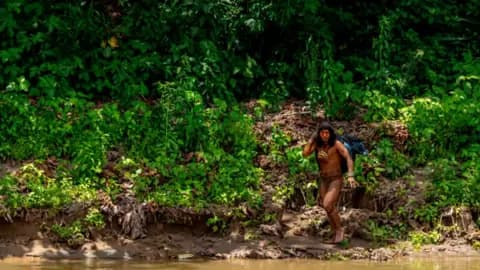 Une caméra brise l'isolement.. Des images sans précédent révèlent les traits et les armes de la tribu «Mashko Peru»