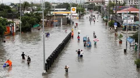 De fortes pluies et des inondations font trois morts à l'est de la Tunisie et paralysent le transport