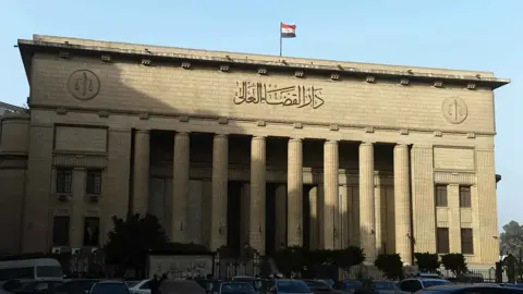 Peines de prison sévères pour des condamnés dans l'affaire du « dark web » en Égypte et renvoi du principal accusé au mufti