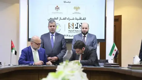 سوريا والأردن يوقعان اتفاقًا لتوريد الغاز لتعزيز استقرار الكهرباء