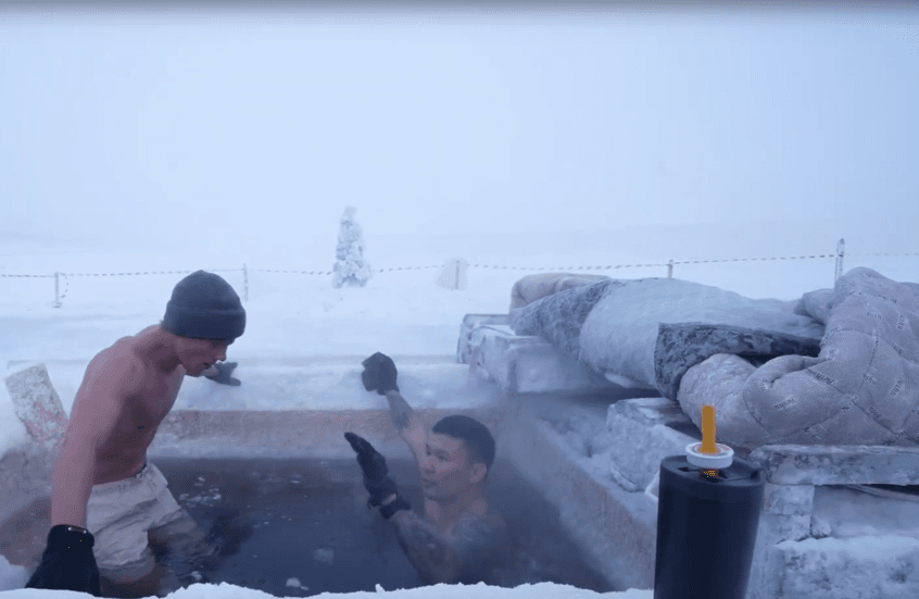 Un blogueur néerlandais met sa vie en danger en Russie et plonge dans un trou de glace à -52° Celsius