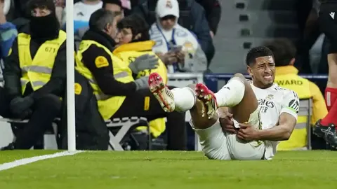 Blessure douloureuse pour Jude Bellingham lors du match du Real Madrid contre Rayo Vallecano au moment de la blessure de Bellingham