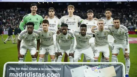 Les supporters du Real Madrid accueillent leurs joueurs avec des sifflets avant le match contre Rayo Vallecano