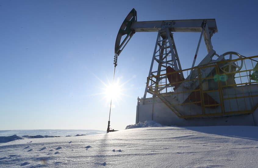 Oil Prices Decline Again Amid Signs of Thaw Between Washington and Tehran and Strong Dollar Pressures Markets