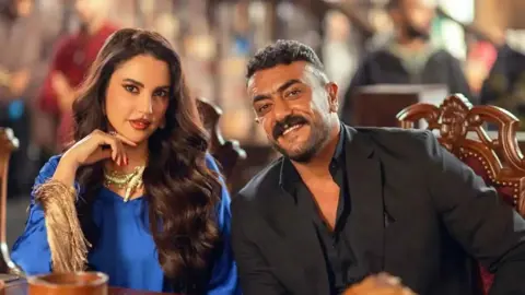 «Ali Clay» entzündet sich vor der Ausstrahlung.. Die Kontroversen um die Aussagen von Al-Awadi und der Auftritt von Rahma Mohsen ziehen die Aufmerksamkeit auf sich