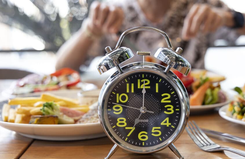 الصيام المتقطع يفتح آفاقاً جديدة لمرضى كرون.. نتائج واعدة تقلّص الأعراض وتحسّن المؤشرات الصحية