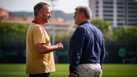 Les élections de Barcelone s'intensifient... Font flirte avec Flick et attaque la direction de Laporta