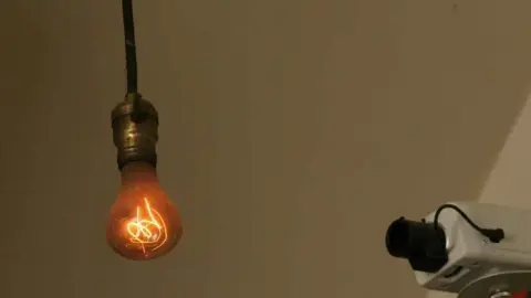 Une lampe défie le temps... Une flamme lumineuse depuis plus d'un siècle devient un site touristique en Californie