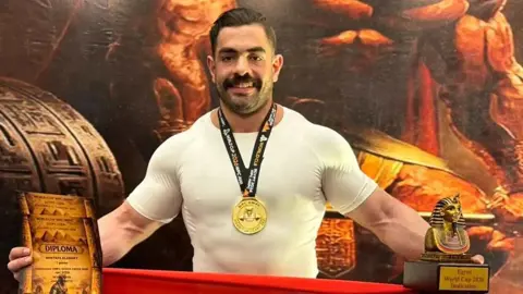 مصطفى هشام العراقي يتوج ببطولة العالم للقوى البدنية للمرة الثانية على التوالي