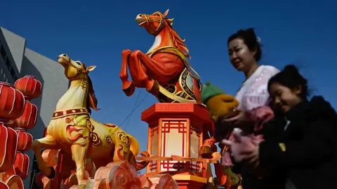 رأس السنة القمرية يشعل الاحتفالات حول العالم مع انطلاق عام الحصان وموسم السفر الأكبر في آسيا