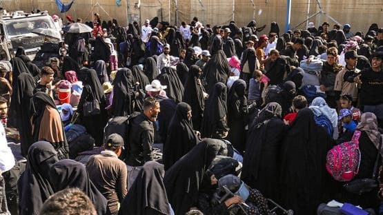 السلطات السورية تبدأ نقل سكان مخيم الهول تمهيداً لإخلائه