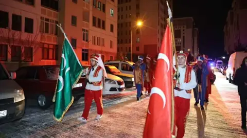 فرقة تراثية تجوب شوارع تركيا لإيقاظ الصائمين