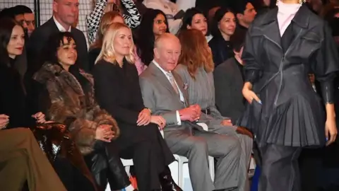 يوم استثنائي في بريطانيا.. تشارلز يتصدر أسبوع الموضة وأندرو يواجه الاعتقال