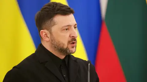 زيلينسكي يعلن محادثات أوكرانية–أمريكية تحضيرًا لاجتماع ثلاثي محتمل مع روسيا