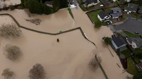 جنوب شرق البرازيل.. الفيضانات تجرف المنازل والنعوش تطفو على الطرق