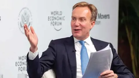 رئيس المنتدى الاقتصادي العالمي يتنحى بعد كشف علاقته بجيفري إبستين