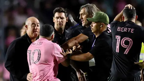 فوضى جماهيرية تُربك ودية إنتر ميامي.. وميسي يسقط أرضًا في بورتوريكو