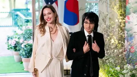 مادوكس يتخلى عن اسم "بيت" ويظهر بلقب والدته في أحدث أفلامها مادوكس وأنجلينا جولي