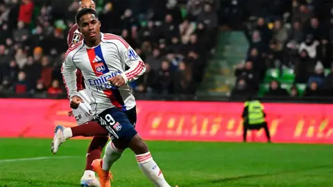 أومتيتي يهاجم إندريك: "يفكر فقط في التسديد" بعد تراجع مستواه مع ليون