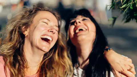 دراسة علمية تكشف مفاجأة.. وجود الأصدقاء قد يخفض الخوف بنسبة 90%