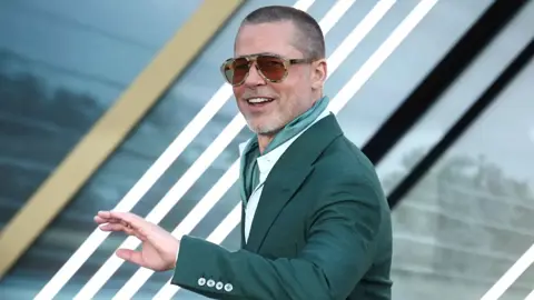 جراح تجميل يكشف سر شباب براد بيت رغم بلوغه 62 عامًا