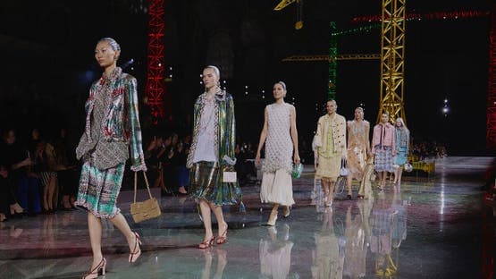 أسبوع باريس للموضة يختتم بعروض مبهرة.. شانيل ولويس فويتون يمزجان بين التراث والخيال