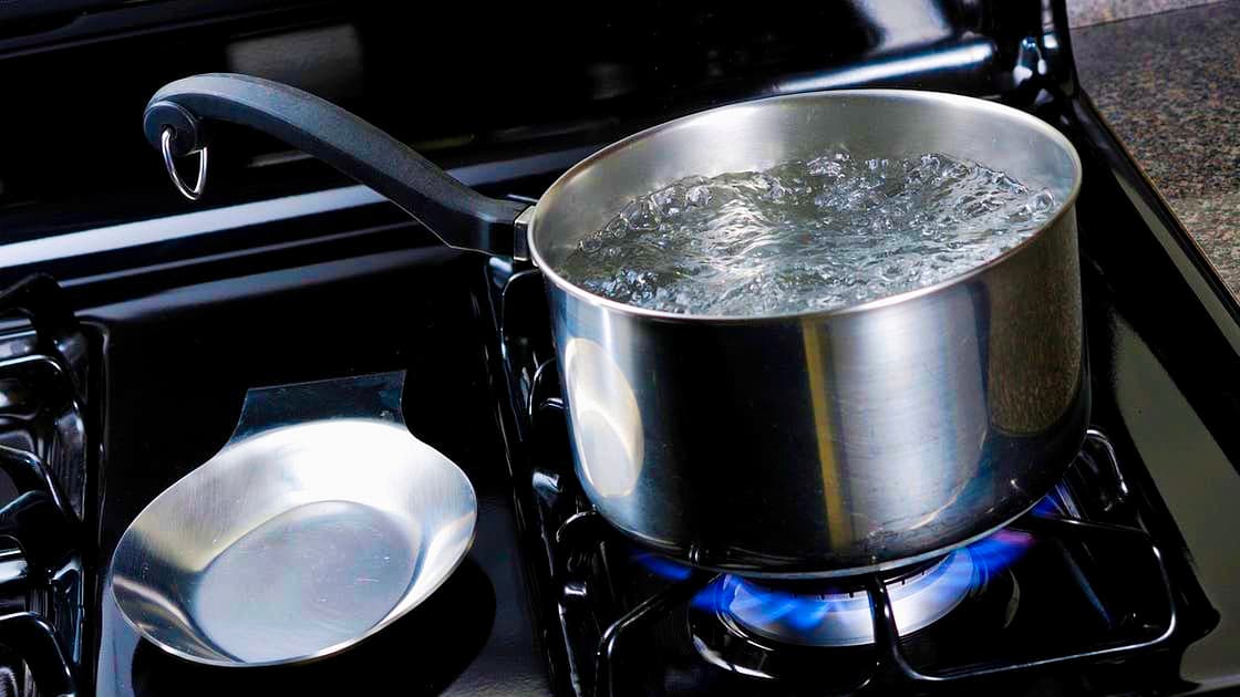 Tendance de l'eau bouillante sur TikTok : test d'amitié ou menace pour la santé ?