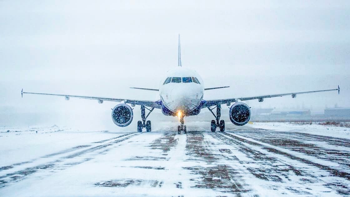 Annulation de plus de 8300 vols et déclaration d'état d'urgence dans 18 États américains en raison d'une tempête de neige