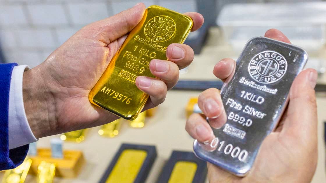 انهيار أسعار الذهب والفضة وسط ارتفاع الدولار وتوتر الأسواق العالمية