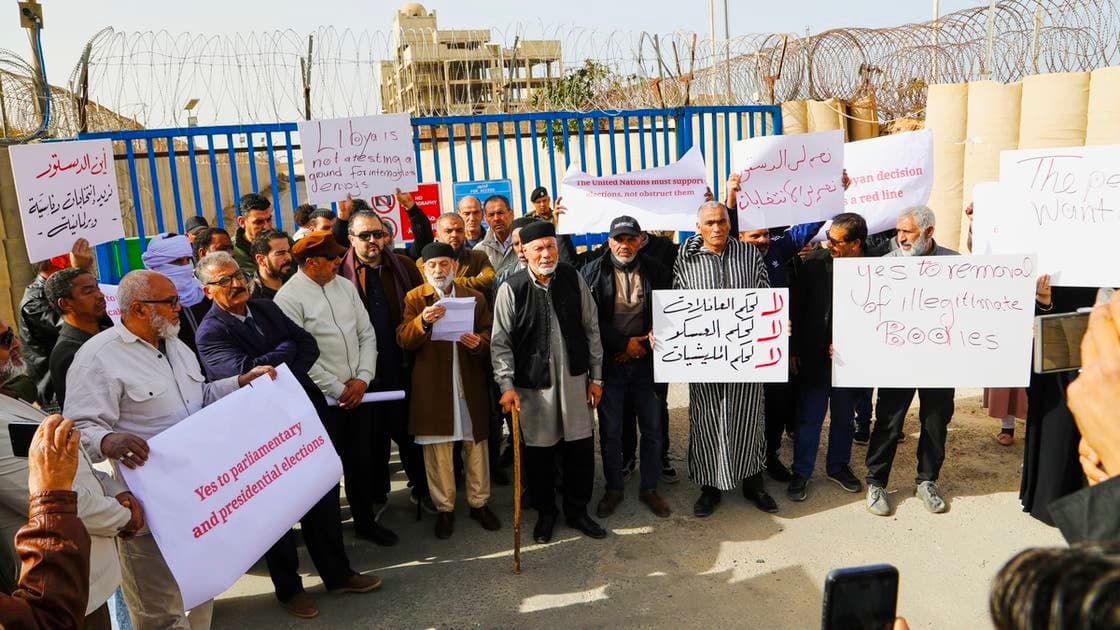 ليبيا : احتجاجات شعبية تطالب بتغيير شامل للسلطة وسط أزمة اقتصادية حادة